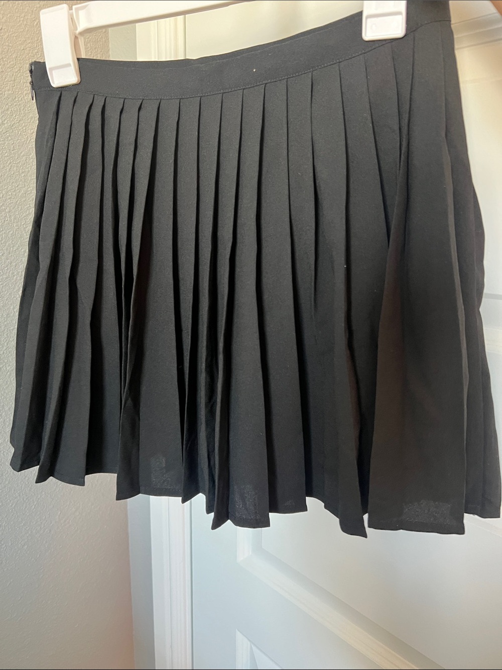 FOREVER 21 Women’s Pleated Skirt - Black